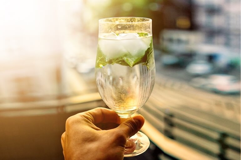 Gin Glas in einer Hand beim Online Gin Tasting von Stadthelden