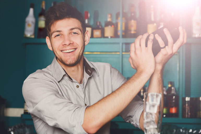 Barkeeper mit Shaker in der Hand bei Online Cocktailkurs von Stadthelden