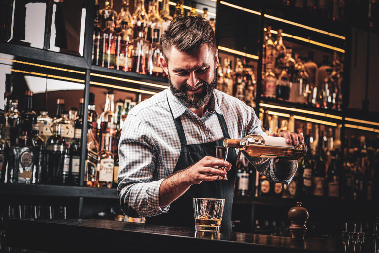 Barkeeper schenkt Rum ein beim online Rum Tasting von Stadthellden