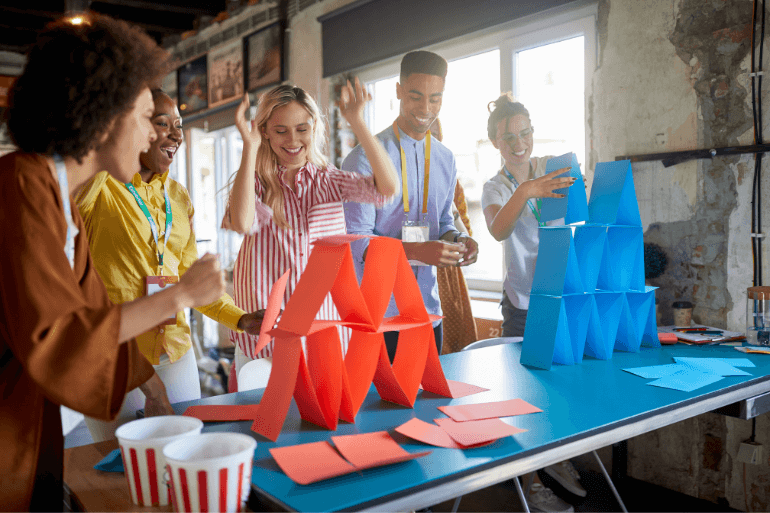 Teams bauen als Challenge ein Kartenhaus auf beim Bash Game von Stadthelden